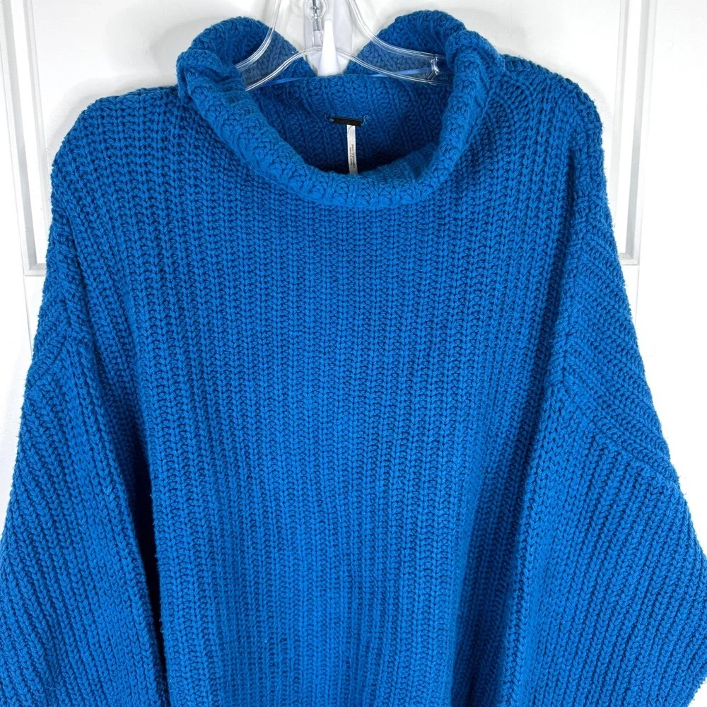 FREE PEOPLE Swim Too Deep Oversized Knit Turtleneck Sweater Mykonos Blue Size S - Picture 4 of 14